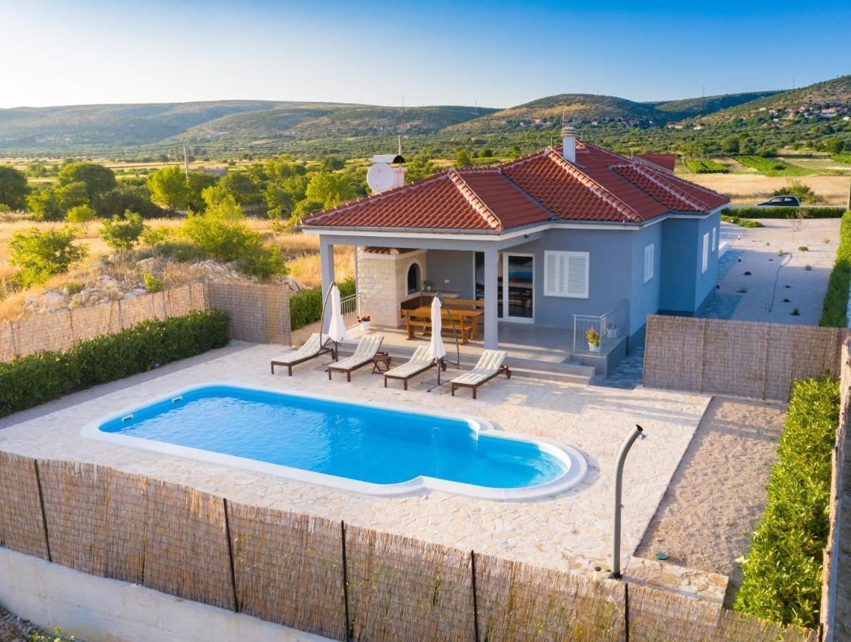 Modern Guest House Rak With Beautiful Pool Szybenik Zewnętrze zdjęcie