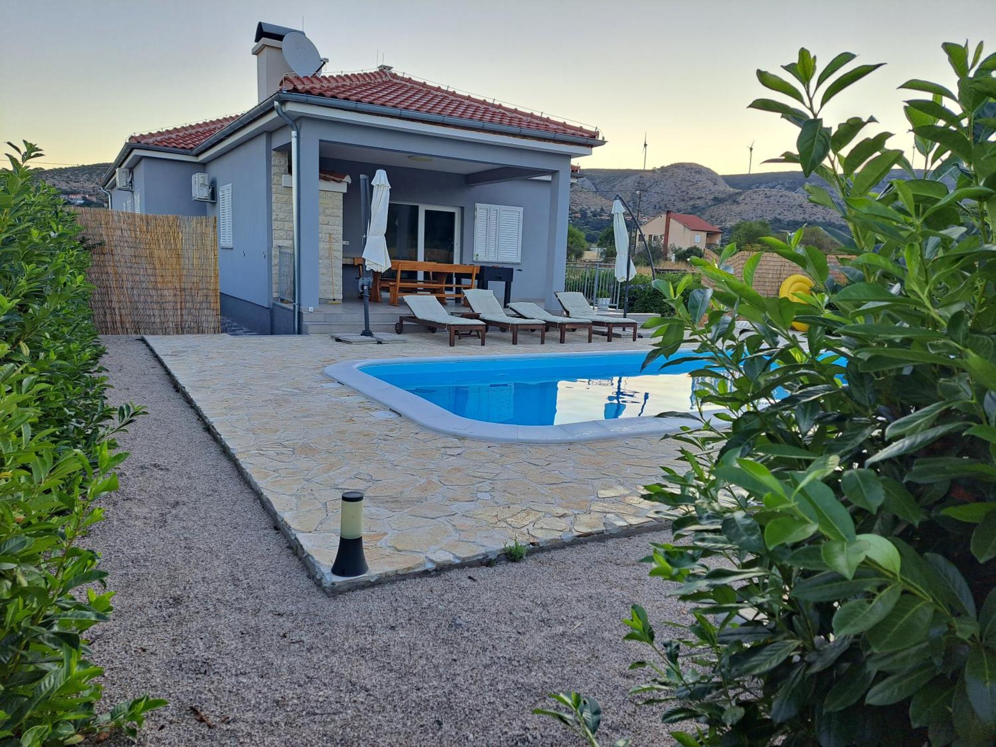 Modern Guest House Rak With Beautiful Pool Szybenik Zewnętrze zdjęcie