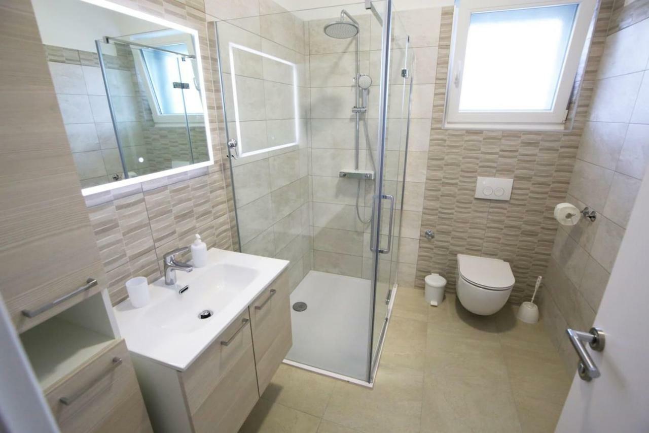 Modern Guest House Rak With Beautiful Pool Szybenik Zewnętrze zdjęcie