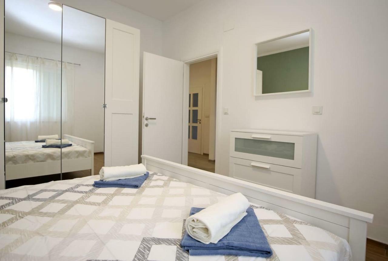 Modern Guest House Rak With Beautiful Pool Szybenik Zewnętrze zdjęcie