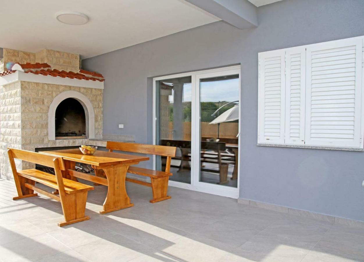 Modern Guest House Rak With Beautiful Pool Szybenik Zewnętrze zdjęcie
