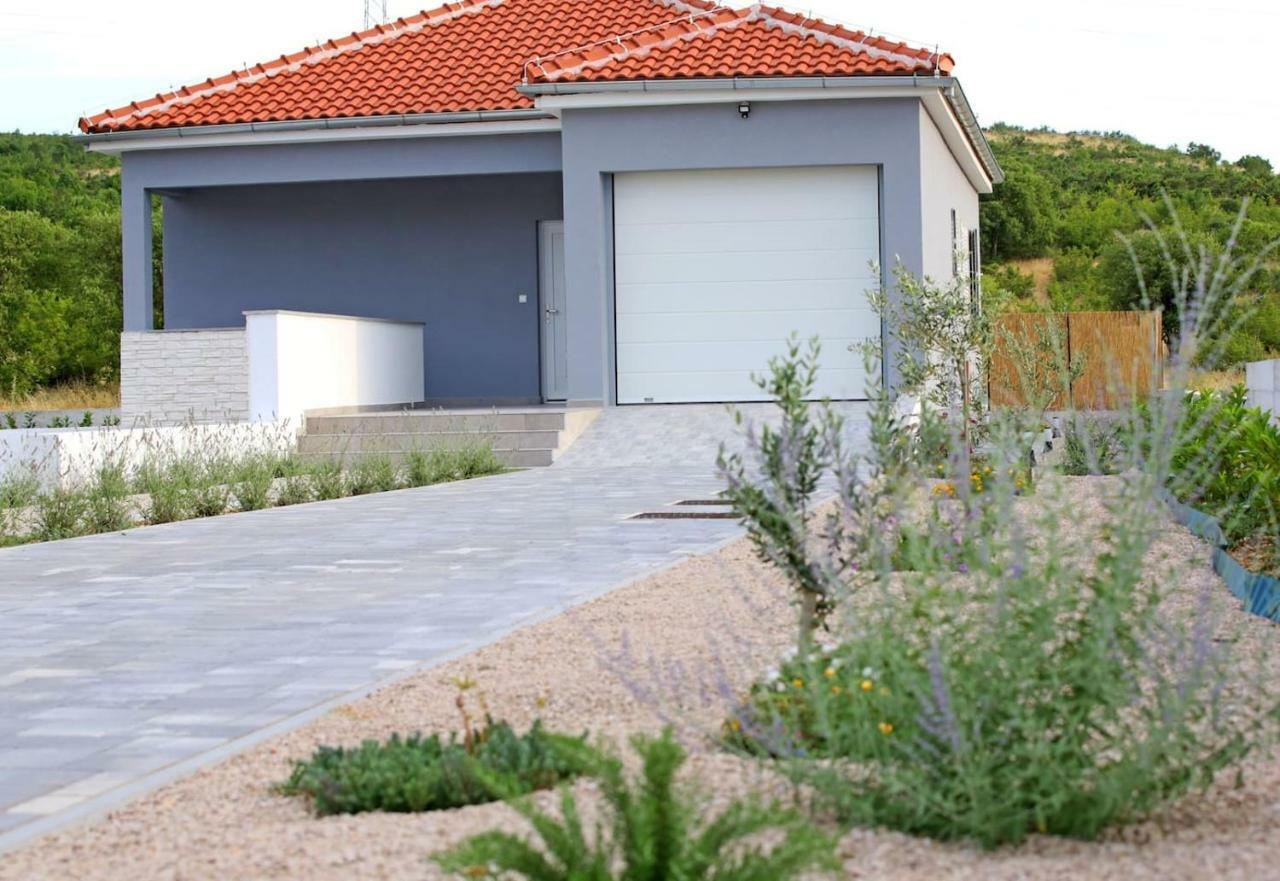 Modern Guest House Rak With Beautiful Pool Szybenik Zewnętrze zdjęcie