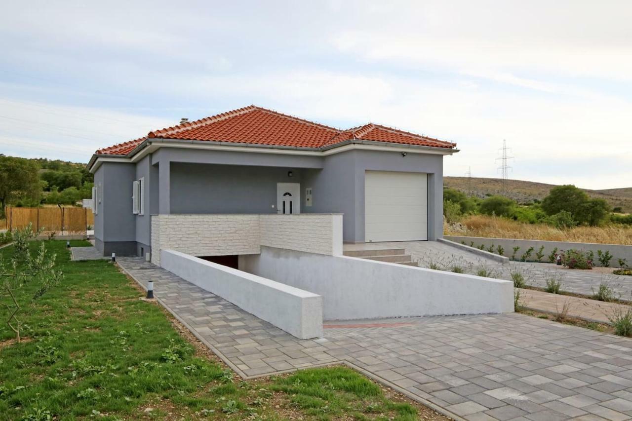 Modern Guest House Rak With Beautiful Pool Szybenik Zewnętrze zdjęcie