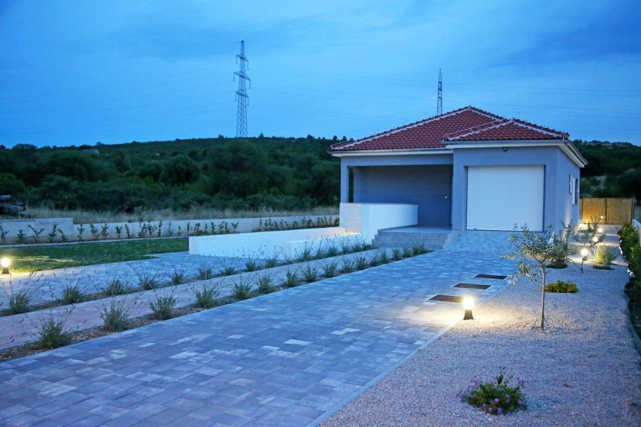 Modern Guest House Rak With Beautiful Pool Szybenik Zewnętrze zdjęcie