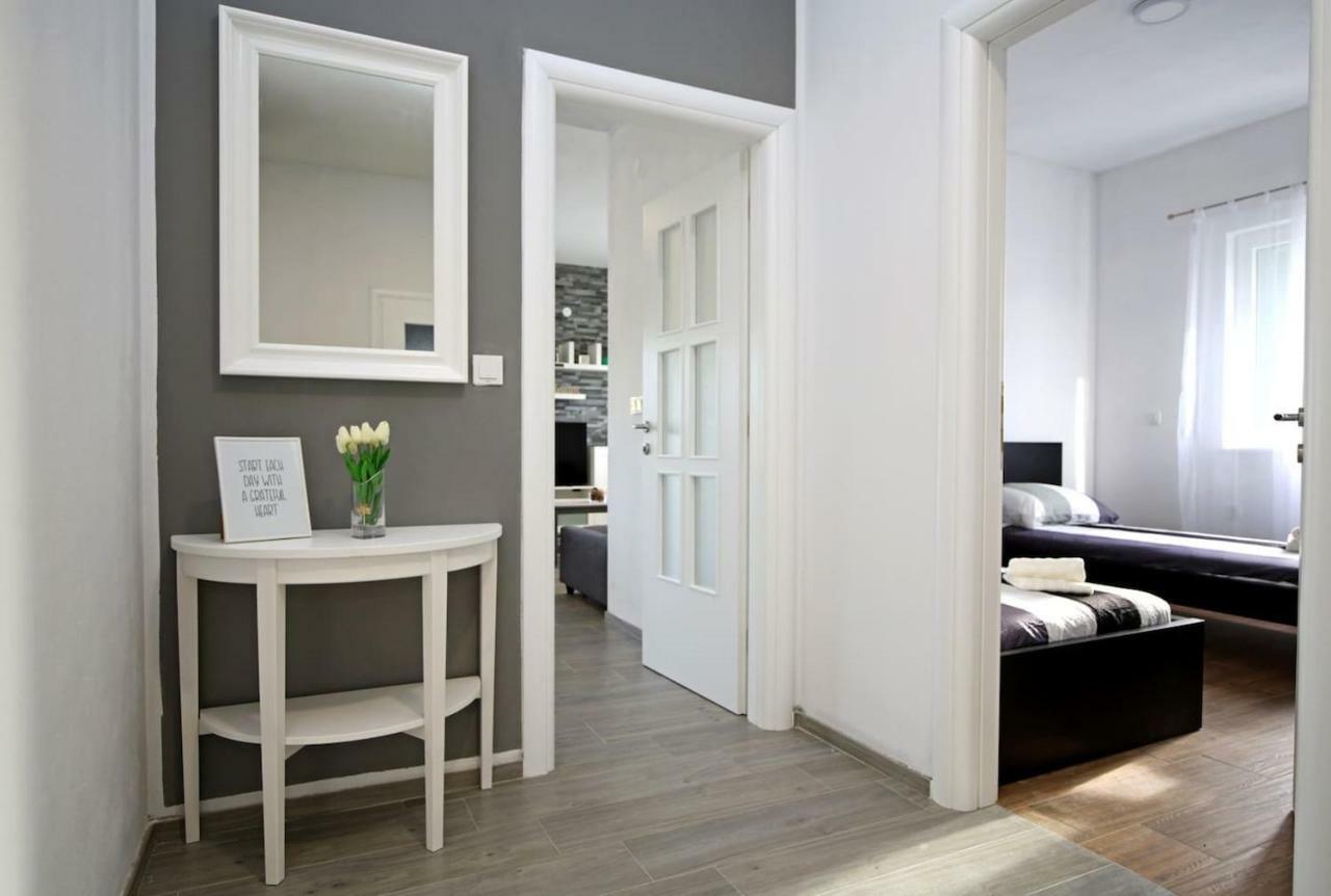 Modern Guest House Rak With Beautiful Pool Szybenik Zewnętrze zdjęcie
