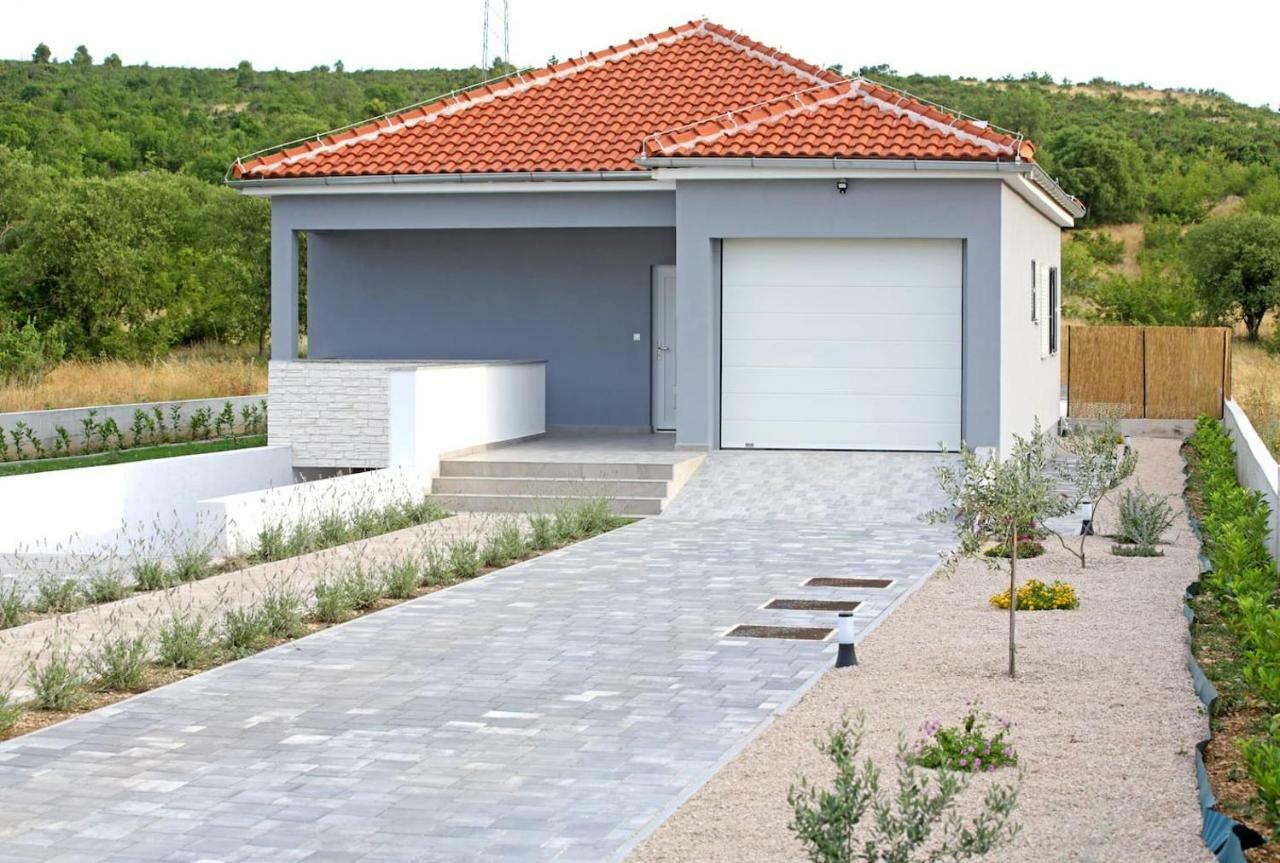 Modern Guest House Rak With Beautiful Pool Szybenik Zewnętrze zdjęcie