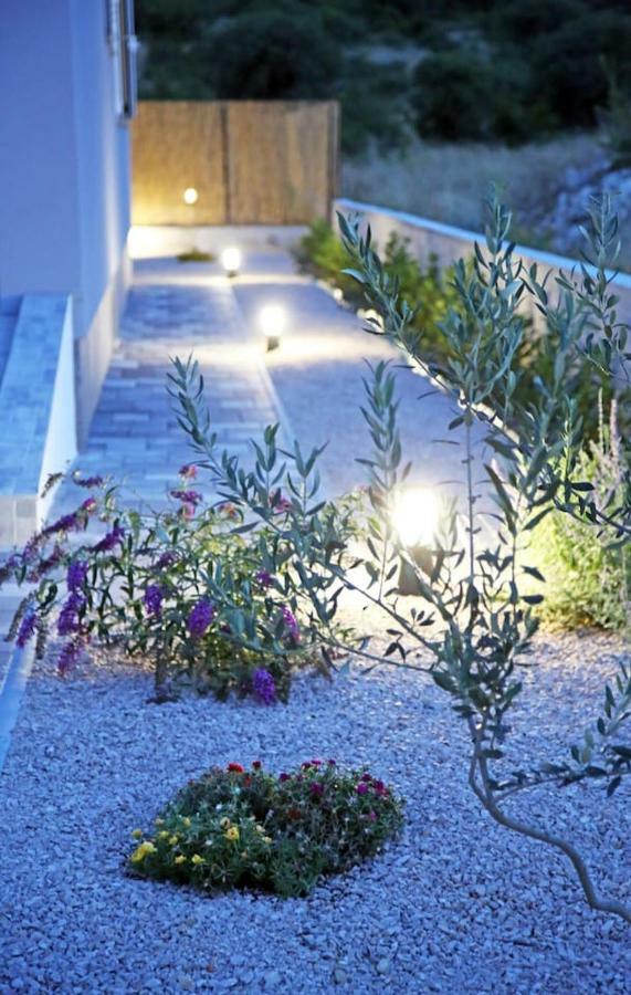 Modern Guest House Rak With Beautiful Pool Szybenik Zewnętrze zdjęcie