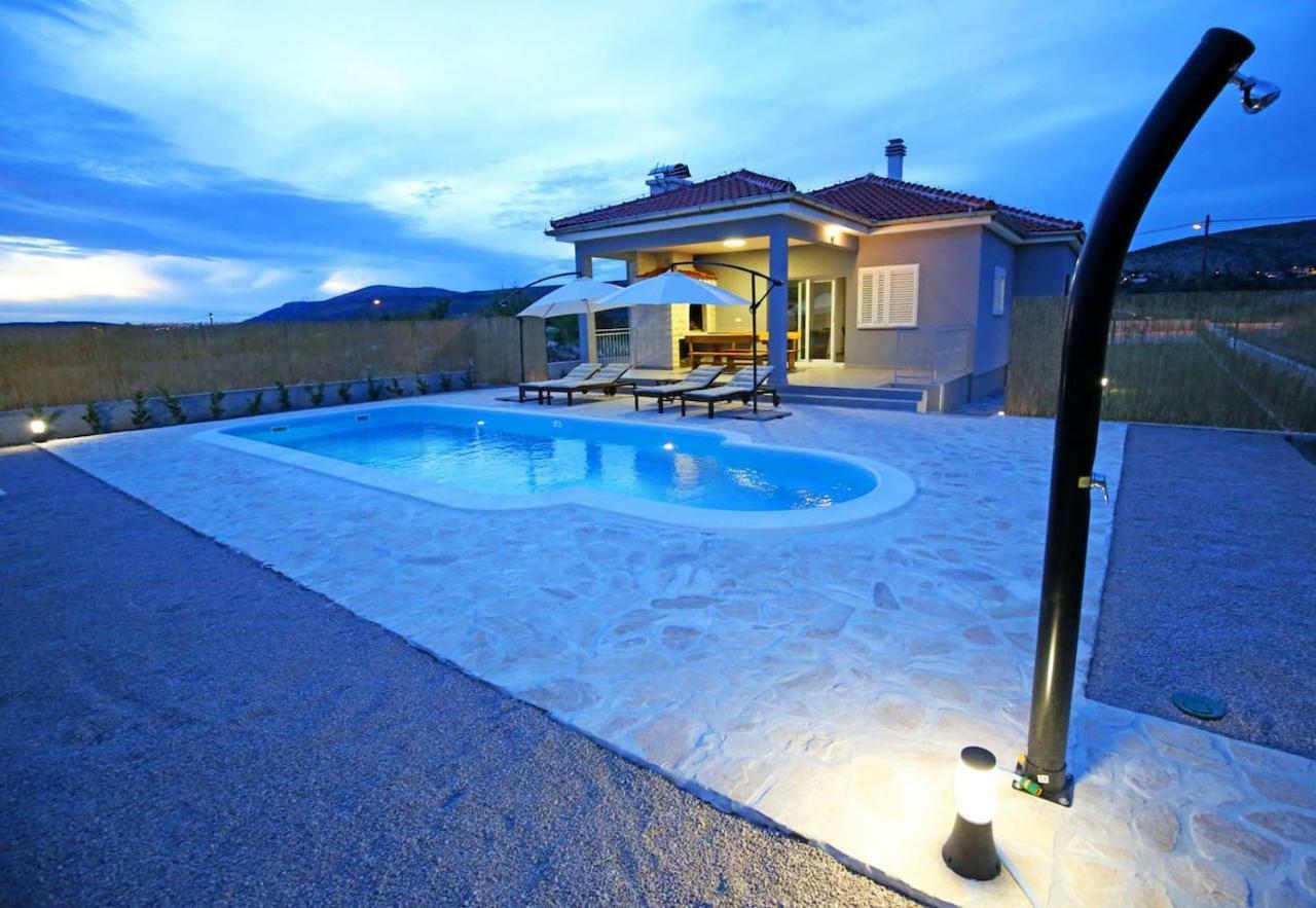 Modern Guest House Rak With Beautiful Pool Szybenik Zewnętrze zdjęcie