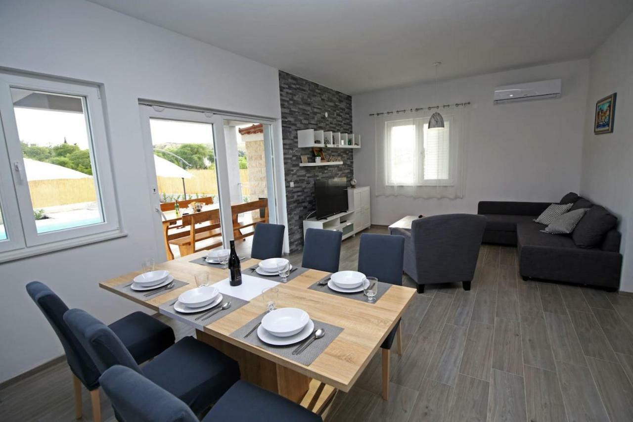 Modern Guest House Rak With Beautiful Pool Szybenik Zewnętrze zdjęcie